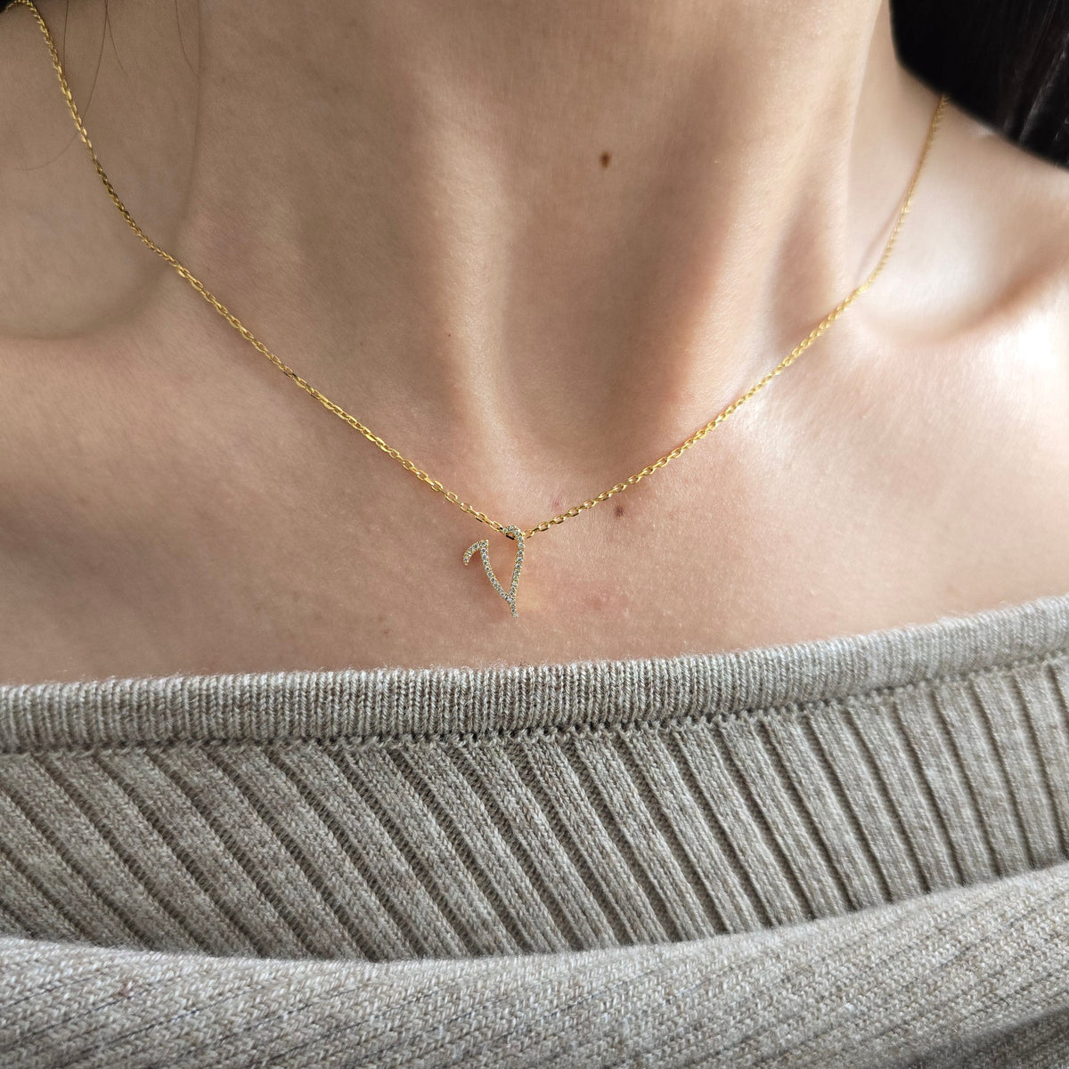 18ct Yellow Gold Natural Diamond Initial V